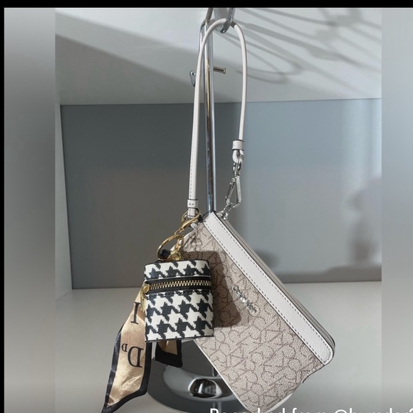 NWT Calvin Klein wristlet plus bag tag - Picture 2 of 9